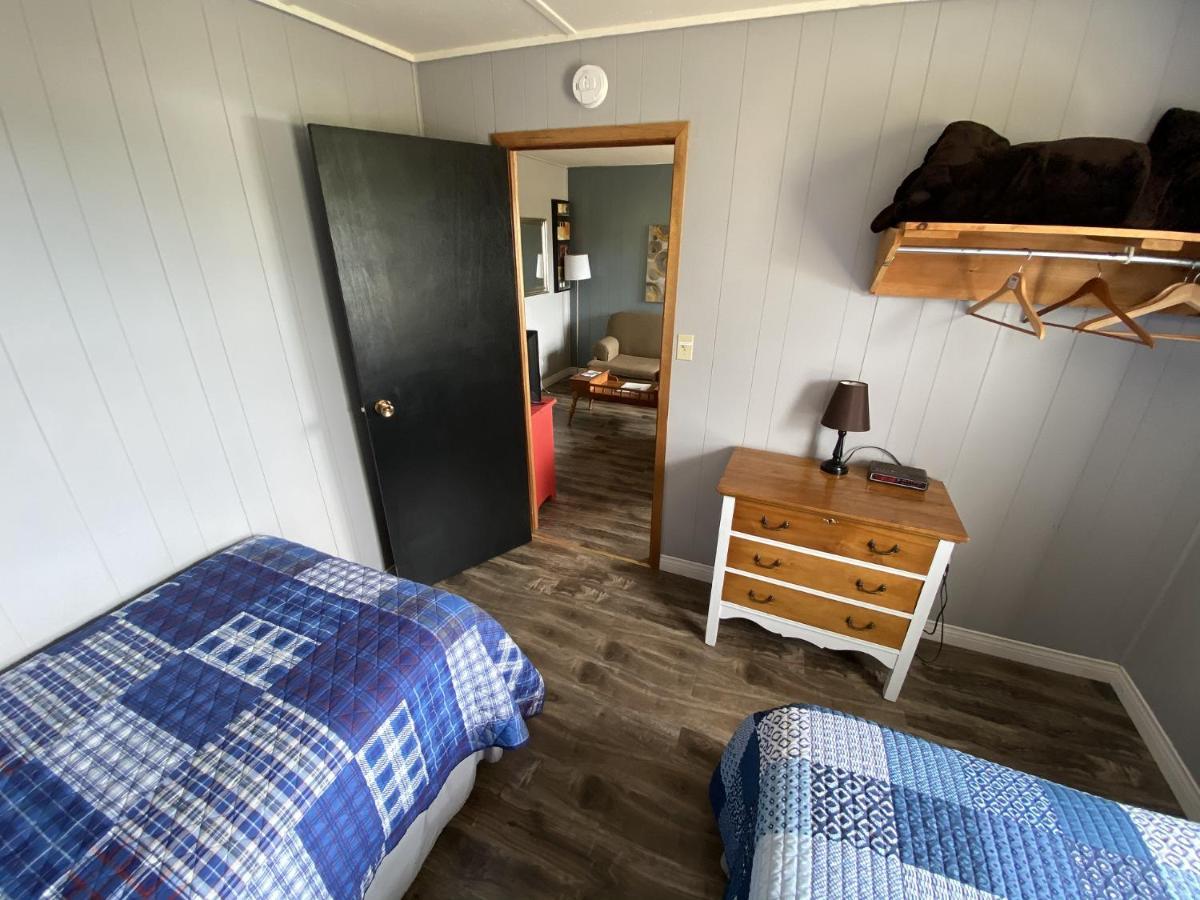 The Pines Motel And Cottages Rustico Exterior foto